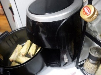 step6: 先180度氣炸10分鐘
拿出來看金黃程度，再轉200度氣炸3-5分鐘即成