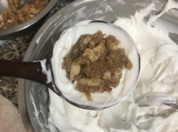 step11: 擺上肉餡，儘量鋪勻呈山丘狀；