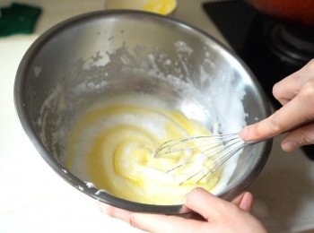 step4: 蛋黃打散，加入蛋白中拌勻，記住動作要輕，否則蛋白容易消泡。