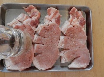 step1: 用刀將豬梅花肉較硬的筋的部位切斷，撒上鹽和胡椒，再沾上薄薄一層低筋麵粉。