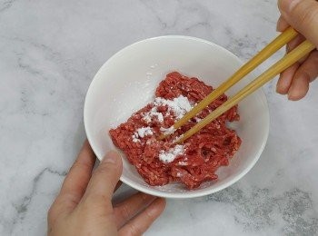 step5: 免治牛肉下糖/鹽/生粉及水撈勻； 再下油撈勻醃10分鐘