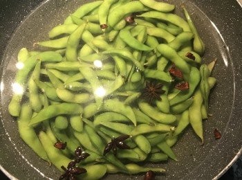 step3: 放入毛豆，維持中火煮3-5分鐘（依自己喜愛的口感起鍋）。