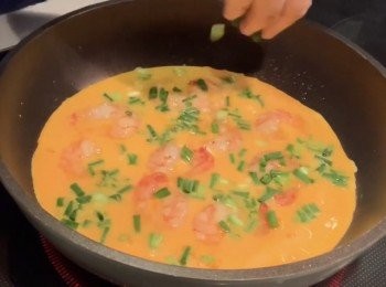 step4: 然後放入蛋液，加入蔥花 ，將所有材料煮至九成熟 ，熄火，用餘溫繼續煮熟 ，完成