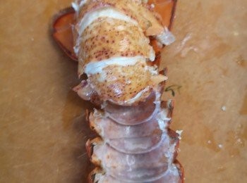 step2: 輕壓龍蝦身體，再將龍蝦底部側邊兩邊用鉸剪剪開，之後取出龍蝦肉。