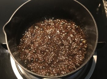 step2: 取一小鍋，放入棕櫚糖或白砂糖，並加入1-2湯匙開水，不需攪拌，煮到糖溶化冒泡，棕櫚糖顏色較深，所以只要冒泡且有焦糖香即可；如使用白砂糖，則需等到顏色變棕色。