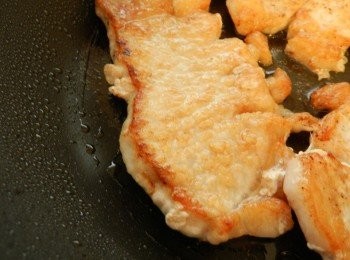 step7: 肉熟透後即取出，盛在碟子上。