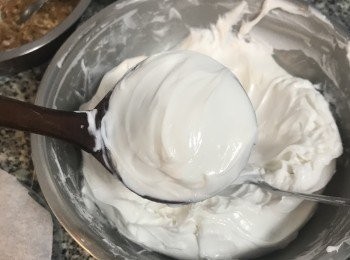 step12: 舀另一匙米漿完整蓋到肉餡上；這時可用沾水過的攪拌棒略微整型；