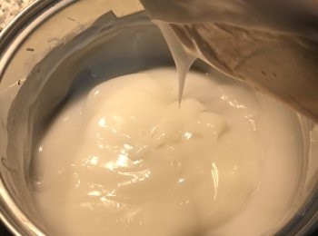 step9: 拌勻後才開火加熱，中小火邊煮邊攪拌，拌到粉漿開始糊化時即可關火，接著用力攪拌，攪到粉糊抬起時，滴落會斷開（而不是連續黏在一起）；接著便可閒置放到降溫；此步驟很重要，不要把麵糊煮到成透明狀。