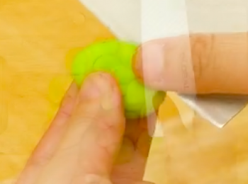 step1: 蠶豆 -- 在1公升水中加入1大匙食鹽，把蠶豆的豆莢剝去取出豆粒，在豆身黑色部分的反側用刀切開一道2公分左右的開口。