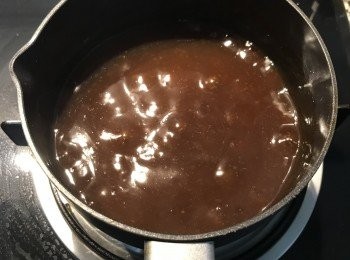 step18: 蒸肉圓時可以順便煮<span class="group_4">醬汁</span>，將<span class="group_4">醬汁</span>材料先拌勻在一起後，才進行加熱，要邊煮邊攪拌嘿～煮到自己喜愛的濃稠度，試味道後微調鹹甜度即可。