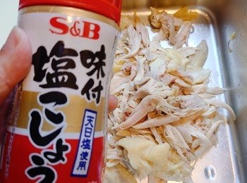 step8: 先加味鹽拌勻雞肉（或可用即食海蜇附送的味粉也可)。