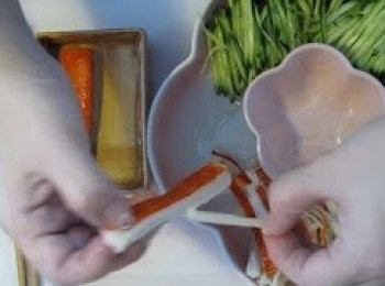 step3: 青瓜斜切後再切成絲，將放涼後的蟹柳及<a href="https://bit.ly/3EZL8dD" target="_blank" data-keyword="雞胸" class="guide-link"><strong>雞胸</strong></a> <span style="display:inline-block;vertical-align:middle;margin-top:-3px;color:initial;border-radius:3px;padding:2px 3px;font-size:12px;line-height:14px;background:#87d300;color:#fff;">即買</span> 撕成絲狀, 連同青瓜絲及蛋絲排好