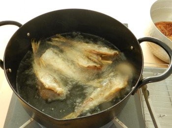 step9: 用160度的油低溫油炸至熟透