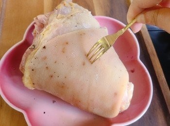 step4: 取出豬手後，待涼至室温，用叉子在豬皮上密密地刺窿。