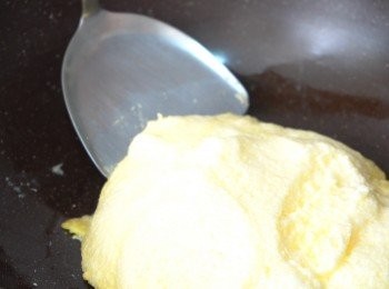 step6: 奄列的底部形成脆脆外皮後。用鑊鏟輕輕鬆開奄列，將奄列慢慢推向鍋邊，再放到碟上。加上糖漿。