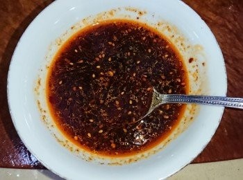 step3: 調好醬汁：把水、豉油、蠔油、糖、麻辣紅油混合一起。