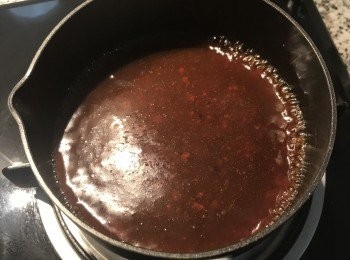 step17: 蒸肉圓時可以煮醬汁，先將收集來的肉汁加水、紅糟醬和糖煮滾，