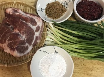 step1: 梅花肉洗淨擦乾、蔥洗淨擦乾；
此食譜約可做約17-18顆。