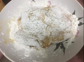 step2: 將鑊倒上油預熱待用
將醃好的<a href="https://bit.ly/2ZxapeY" target="_blank" data-keyword="雞扒" class="guide-link"><strong>雞扒</strong></a> <span style="display:inline-block;vertical-align:middle;margin-top:-3px;color:initial;border-radius:3px;padding:2px 3px;font-size:12px;line-height:14px;background:#87d300;color:#fff;">即買</span> ，整塊<a href="https://bit.ly/2ZxapeY" target="_blank" data-keyword="雞扒" class="guide-link"><strong>雞扒</strong></a> <span style="display:inline-block;vertical-align:middle;margin-top:-3px;color:initial;border-radius:3px;padding:2px 3px;font-size:12px;line-height:14px;background:#87d300;color:#fff;">即買</span> 沾滿蛋液，然後沾滿粟粉待用
