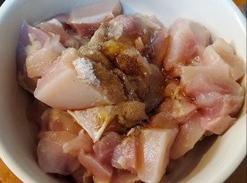 step1: <a href="https://bit.ly/2ZxapeY" target="_blank" data-keyword="雞扒" class="guide-link"><strong>雞扒</strong></a> <span style="display:inline-block;vertical-align:middle;margin-top:-3px;color:initial;border-radius:3px;padding:2px 3px;font-size:12px;line-height:14px;background:#87d300;color:#fff;">即買</span> 加入醃料醃10分鐘