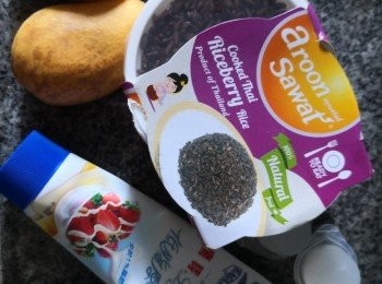 step1: 將芒果起肉去核，紫米叮熱所有材料備妥