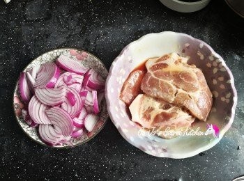 step1: 先將紫洋蔥切條。
豬扒用糖,豉油, 生粉, 蛋白醃十分鐘。