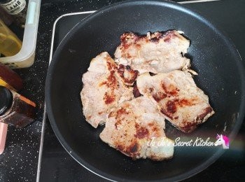 step2: 將豬扒每邊煎香, 每邊大約煎三分鐘。