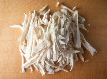 step1: 首先將杏鮑菇順著紋路撕成長條狀。(不要撕太小條)