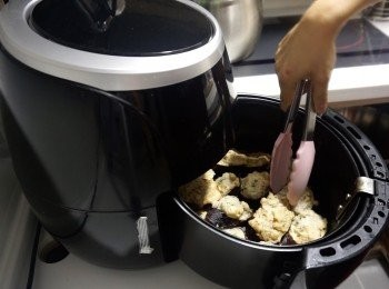 step6: 之後先180度10分鐘
拿出來看看色澤，有點點焦黃為佳
之後轉200度再炸2分鐘
拿出來淋上甜豉油及灑上蔥粒即成