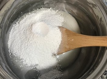 step10: 當粉漿降到微溫時，便可倒入剩下的木薯粉快速拌勻，