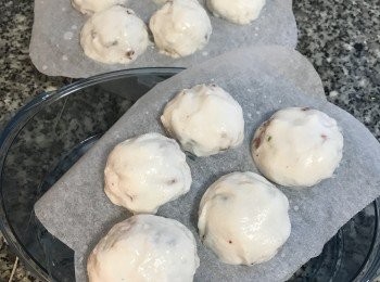 step14: 擺在舖了烘焙紙的蒸盤上，肉圓要壓實，才不會蒸完趴掉；有點露餡是沒關係的～