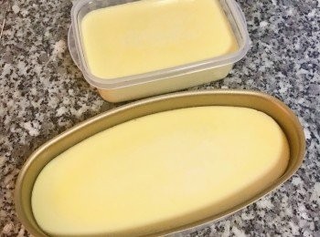 step12: 蒸好的布丁只要輕晃看看就知道是否有完全凝結，表面非常光滑喔~~