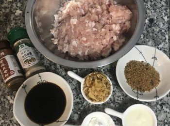 step1: 先將蒜頭洗淨去皮，用冷開水清洗後，再與150g冷開水ㄧ起用果汁機打成蒜泥水備用。
接著進行內餡的醃制，如用梅花肉可切成薄皮；如用絞肉，可請肉攤用粗絞即可。