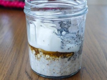 step1: 將燕麥、奇亞籽放入玻璃罐內，再加入蜂蜜、牛奶和乳酪拌勻，放入雪櫃一整夜就完成 (這次原味的食譜）
