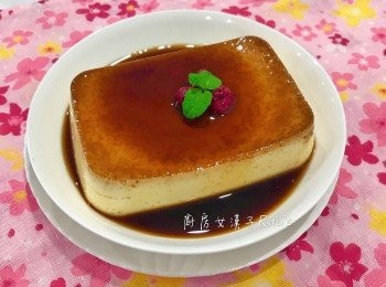 step13: 倒扣時只需要用抹刀或平整的刀尖輕輕從單側插入再上下晃動模具,布丁便會落下喔~~~