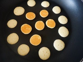 step3: 將麵糊擠在平底鍋內 (*最好用不沾鍋，否則要塗一層油），每個隔有空間，用中小火煎約3分鐘或表面有氣泡及凝固，然後再煎另一邊約30秒即成！