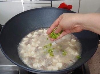 step11: 熄火； 下蔥粒及芫茜粒拌勻