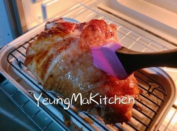 step7: 焗的過程期間每隔約10分鐘掃一次黑啤和蜜糖，焗至焦香便可。