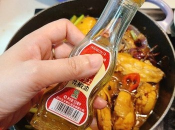 step11: 最後淋上一圈花椒油拌勻， 熄火，放上唐芹葉即可。