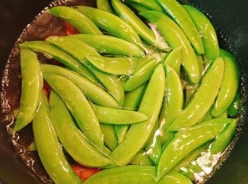step3: 蜜糖豆的尾部和頂部，撕去纖維(吃起來就沒有根)，冲洗乾淨，和甘筍片下滾水略煮約 2至3分鐘。撈起隨即放入冷水中浸一會。瀝乾水份備用。