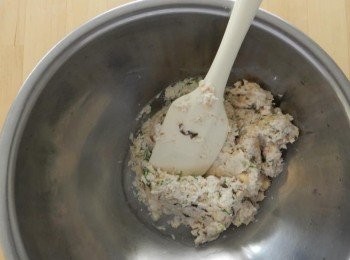 step10: 拌至有黏性之後，再加入A的調味料調味。