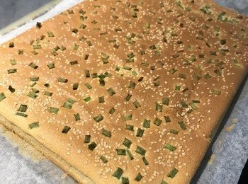 step14: 取出後，敲一下烤盤，馬上連烘焙紙一起抬起放到架子上冷卻，要趁熱先把四邊的紙往下拉開，