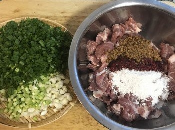 step2: 梅花肉切片，用醃料抓勻，冷藏醃漬2-3小時或過夜；（如使用的紅糟醬鹹度夠就不需再加醬油，如不夠可加一點點調整）；蔥切花，將蔥白和蔥綠分開；