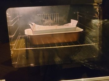 step7: 將熱水烤盤和蛋糕模放入烤箱，以 180℃ 烤 25 分鐘，再降溫至 150℃ 烤 20 分鐘。完成後將蛋糕脱模，放入雪櫃冷藏 4 小時以上即可食用。