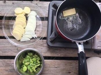 step4: 把馬鈴薯切成薄片。在平底鍋加入奶油並加熱後加入洋葱開始炒，待洋葱稍微變軟後，加入馬鈴薯攪拌。