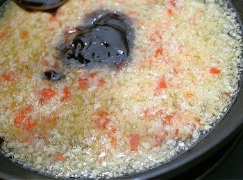 step3: 大火熱鍋落油, 待油滾起後轉細火, 加入1/2份量的蒜蓉, 將所有調味料加入, 攪拌均勻