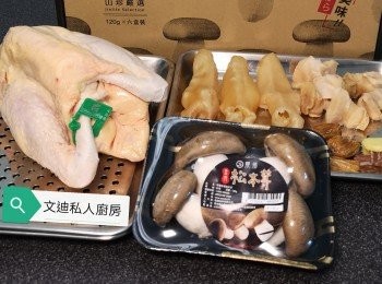 step1: 早一晚預先用水浸響螺頭和花膠放入碟中，蒸20分鐘，蒸後花膠會軟身，再用薑蔥汆水，之後用水浸發花膠，花膠連水放入雪櫃備用。如買全雞可起脾翼留用，雞殼起雞皮和去脂肪，一開四件備用。