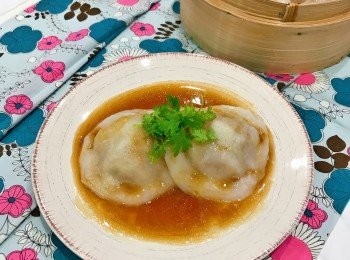 step19: 食用時，加ㄧ茶匙蒜泥水，淋上熱熱的<span class="group_4">醬汁</span>，再加點香菜即可。（此張照片的<span class="group_4">醬汁</span>屬薄芡，封面照的<span class="group_4">醬汁</span>則屬濃稠，可自行選擇喜歡的濃稠度喔～）。