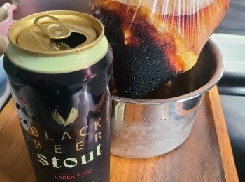 step5: 將豬手放進膠袋(酒要浸過豬手，否則其間要從雪櫃取出反下，總之讓兩面都要浸到豬手)，注入黑啤(預留一小杯之後掃面用)，浸醃約3-4小時或過夜更入味。