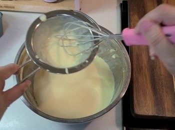 step5: 接著將步驟 3 和 4的成品混合並攪拌均混，再用篩子過濾，倒入模具中。